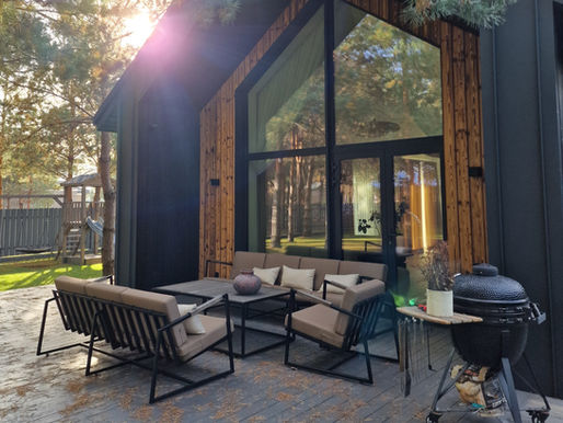 Modernūs lauko baldai gražioje terasoje pušyno apsuptyje. Posto įrašė patarimai kaip išsirinkti lauko baldus, į ką atsižvelgti renkantis.