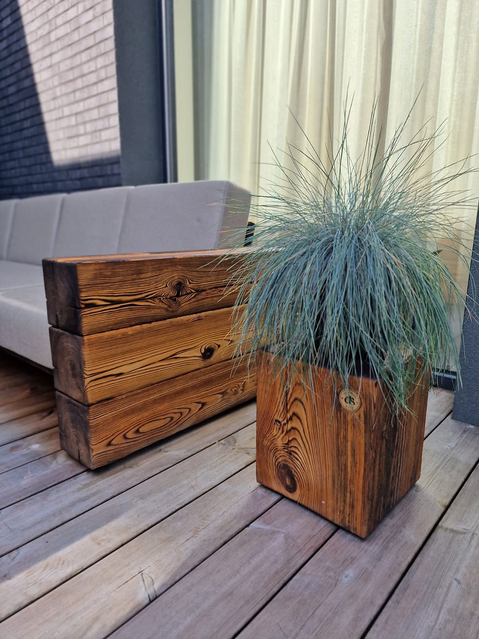 Thumbnail: Medžio masyvo lauko baldai terasai. Itin didelis kampinės sofos kompektas iš degintos medienos.