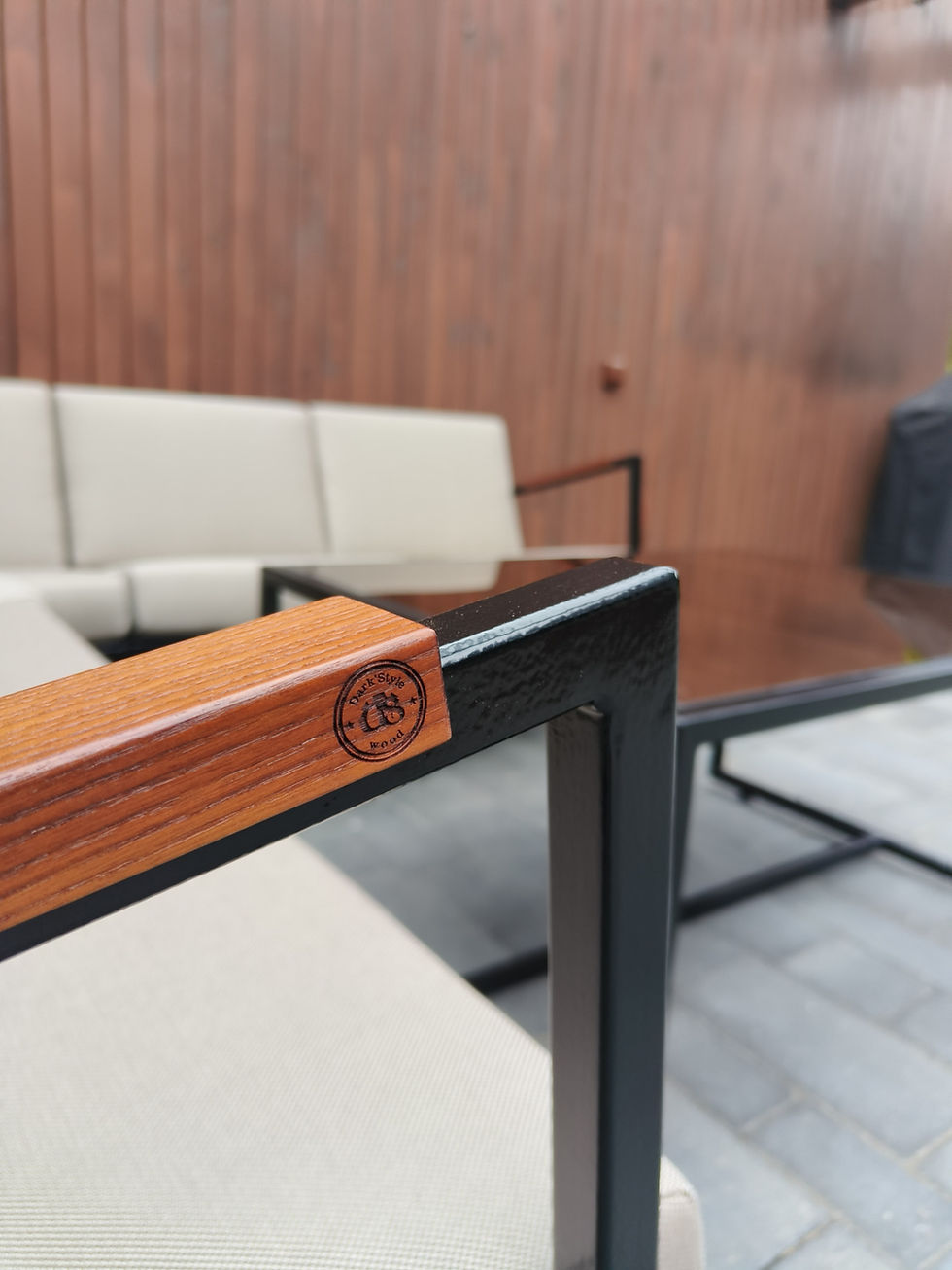 Modernūs lauko baldai - kampinė lauko sofa. Patvarus metalinis rėmas su termo uosio detalėmis. Pagaminta Lietuvoje.