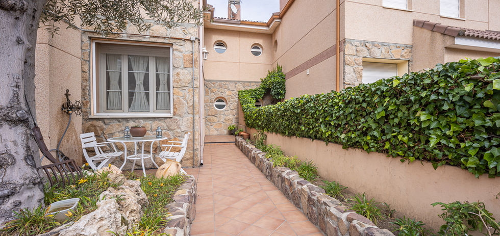 Saguar Real Estate, inmobiliaria  en Las Rozas de Madrid. Inmobiliaria Las Rozas. Venta de propiedades en Las Rozas. Casas en venta en Las Rozas. Agente inmobiliario Las Rozas. Comprar casa en Las Rozas de Madrid. Propiedades en Las Rozas. Pisos en Las Rozas de Madrid. Chalets en Las Rozas de Madrid. Inversiones inmobiliarias en Las Rozas. Mejores agentes inmobiliarios Las Rozas. Valoración inmobiliaria. Valorar vivienda. Valorar piso. Valorar chalet. Opiniones Saguar. Testimonios Saguar. 