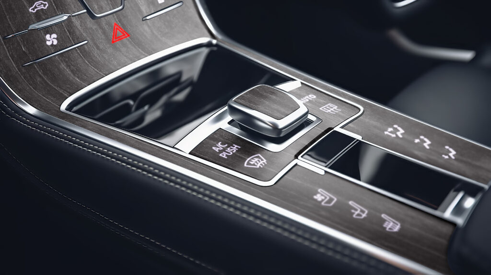 Concept de design d’intérieur de voiture par Woodoo. Le bois “transparent” permet de faire apparaître les boutons lumineux en-dessous.