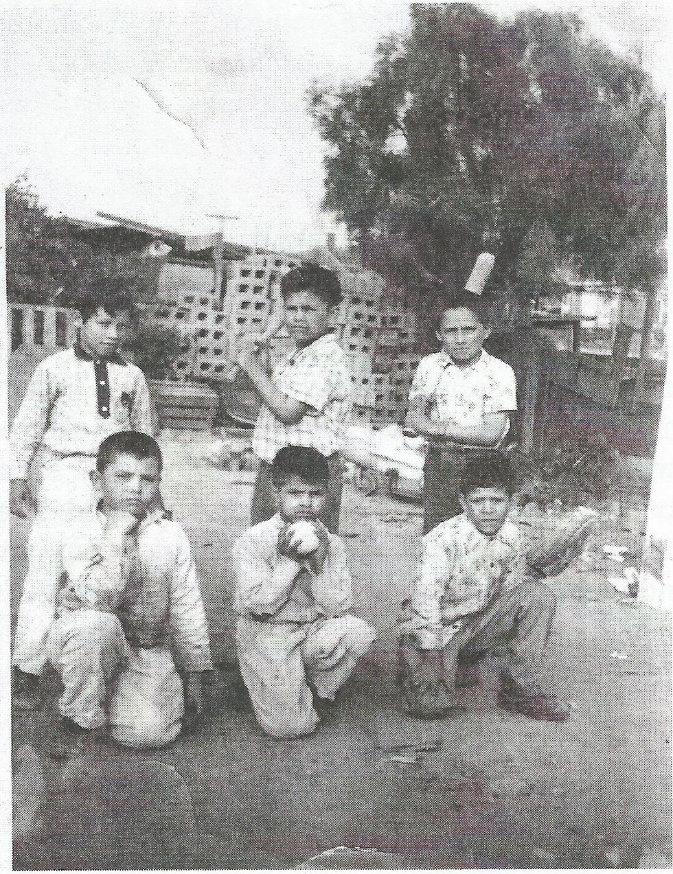Pequeños beisbolistas en la colonia