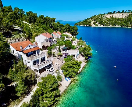 Villa Dupin_Seitenansicht mit Bucht.jpg