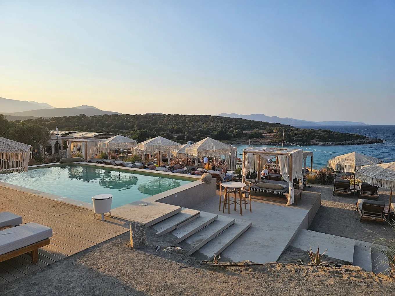 חוף מקרמה, ווליסימה - איוס ניקולאוס. צילום מהאינטרנט