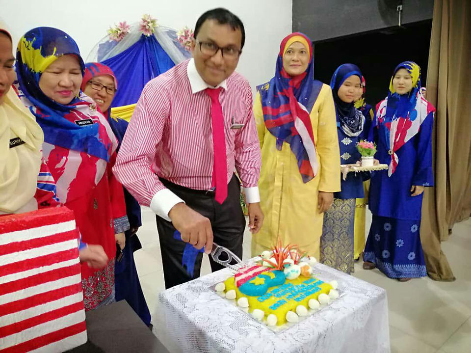 Acara memotong pulut kuning