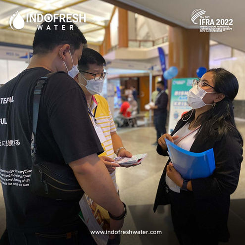 sales booth franchise depot air minum isi ulang indofresh water sedang pengunjung pameran franchise