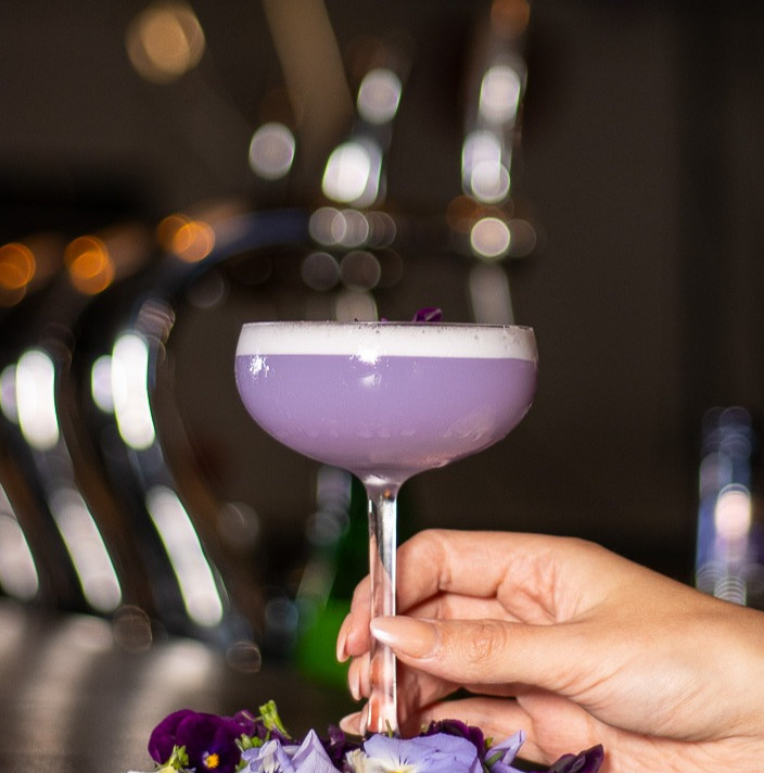 Paarse cocktail bij DOK149