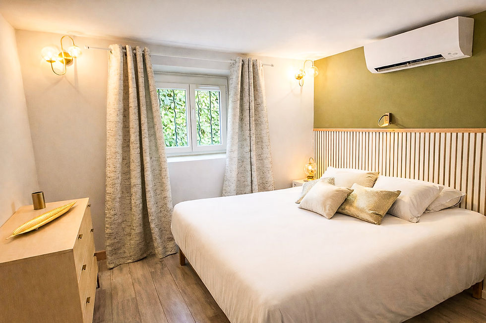 Chambre moderne avec accents dorés.jpg