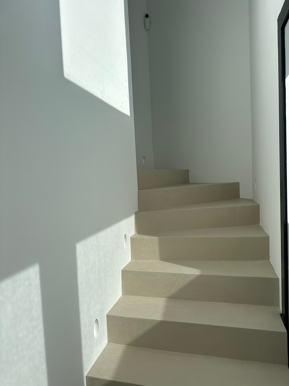 Rénovation d'un escalier en béton ciré à Saint-Jean-de-Luz