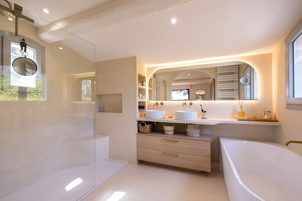 Rénovation d'une salle de bains modern en béton ciré dans le Var