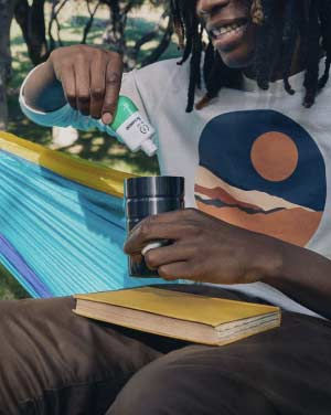 Man squeezing Squeeze bottle into a cup
