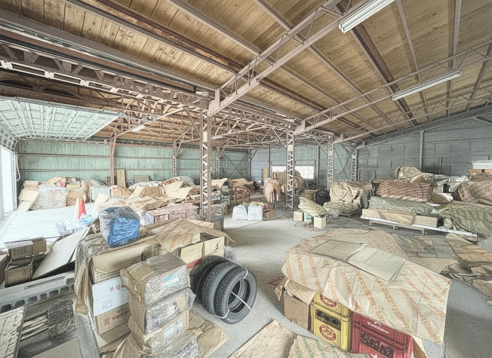 倉庫内部の様子、段ボールやタイヤの山。三島市空き家活用ラボ 空き家コンシェルジュの活動。