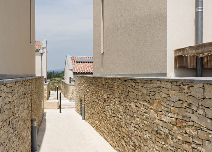 Aménagement urbain qualitatif et conception de ruelles minérales en pierre par AdN architectures à Nîmes.