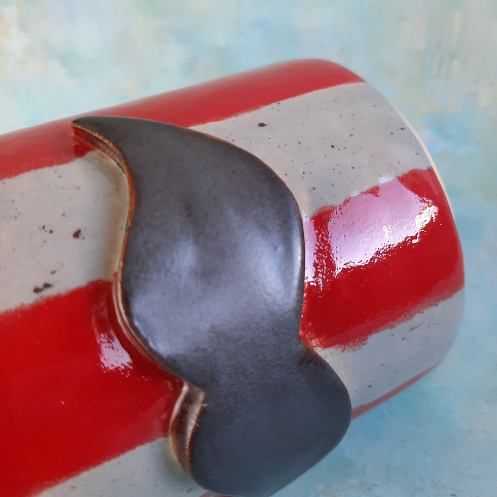 Miniatura: Ceramiczny pasiasty kubek z wąsem