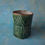 Miniatura: zielony ceramiczny kubek z kamienicami