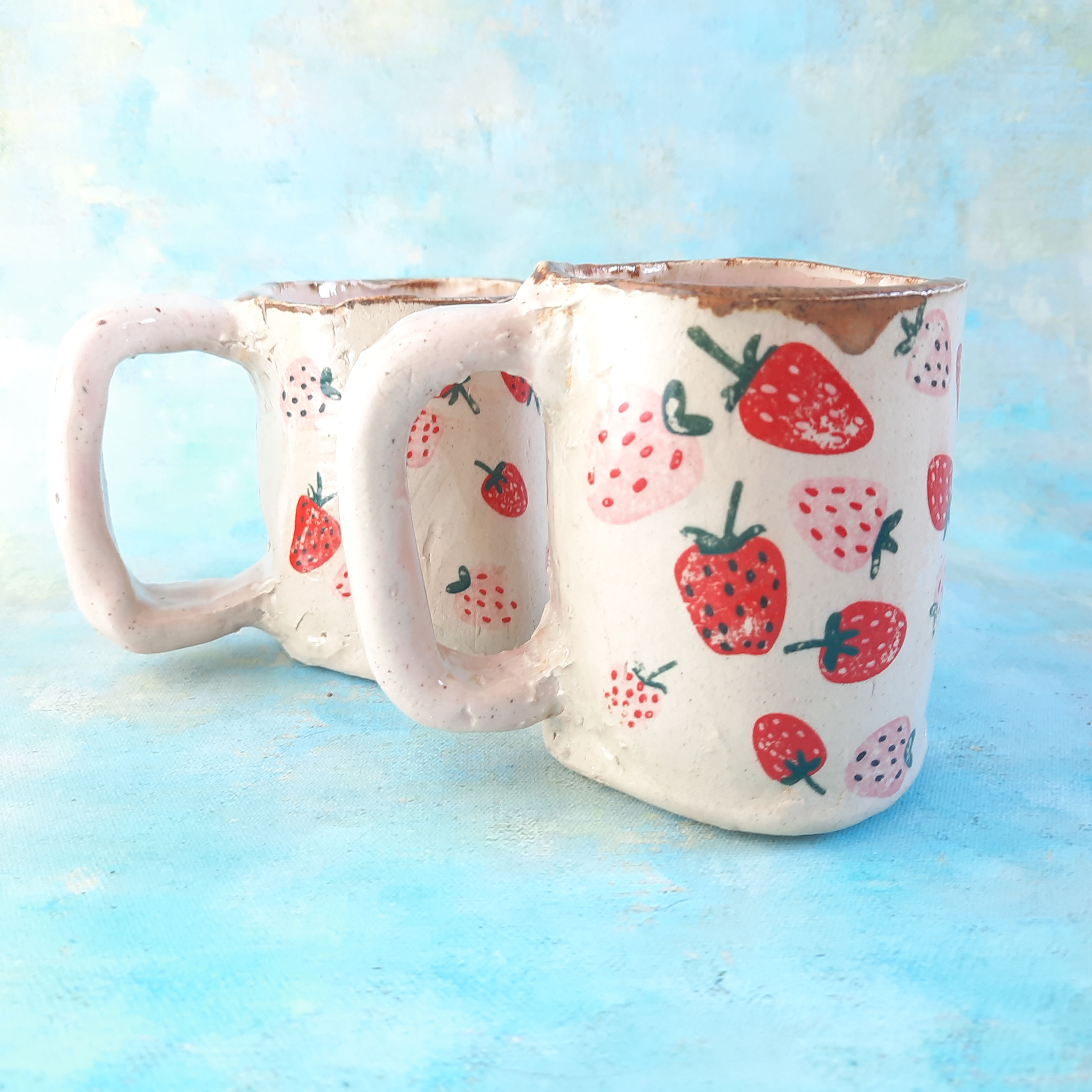 Ceramiczny kubek w truskawki