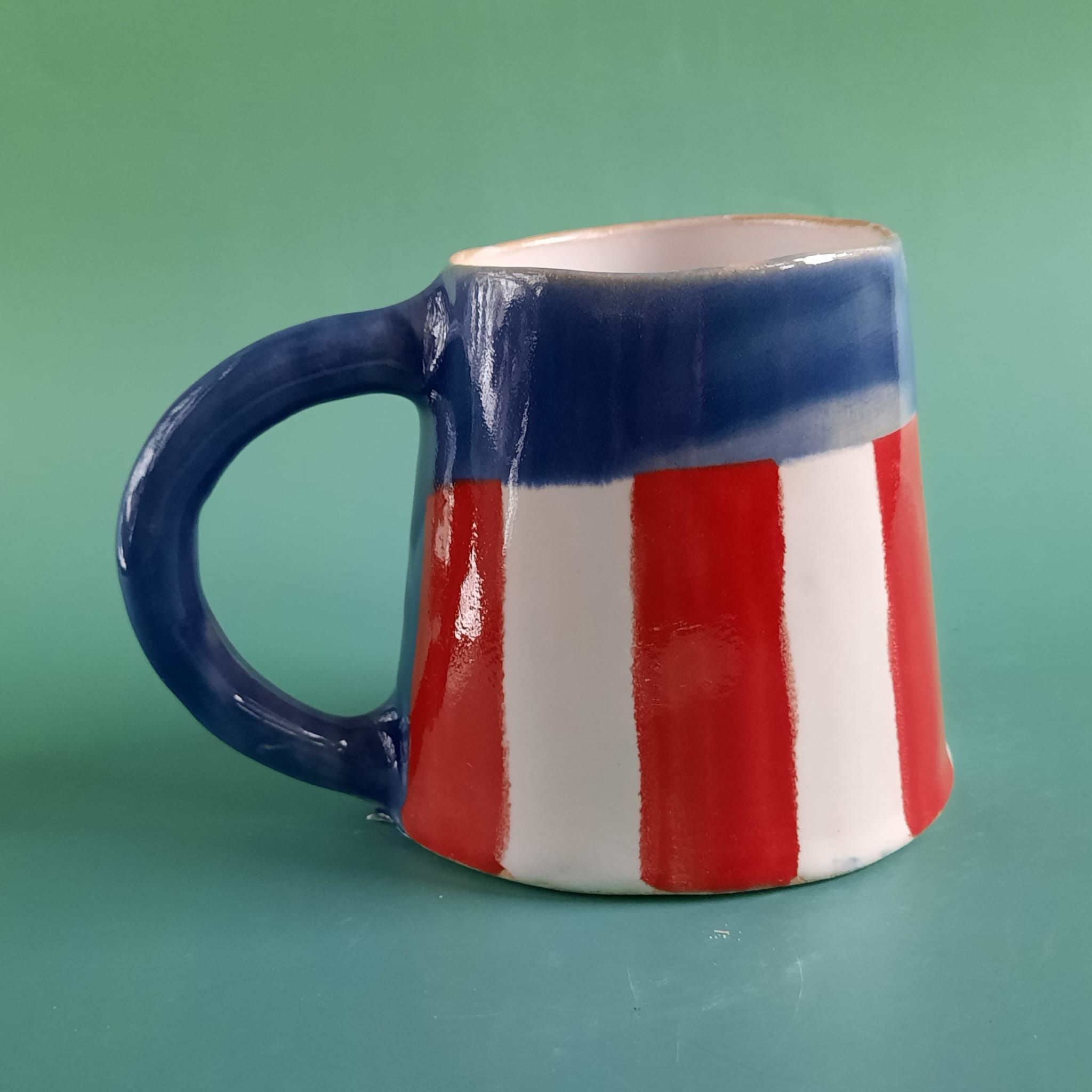 Ceramiczny kubek biało niebiesko czerwony handmade morski cyrkowy