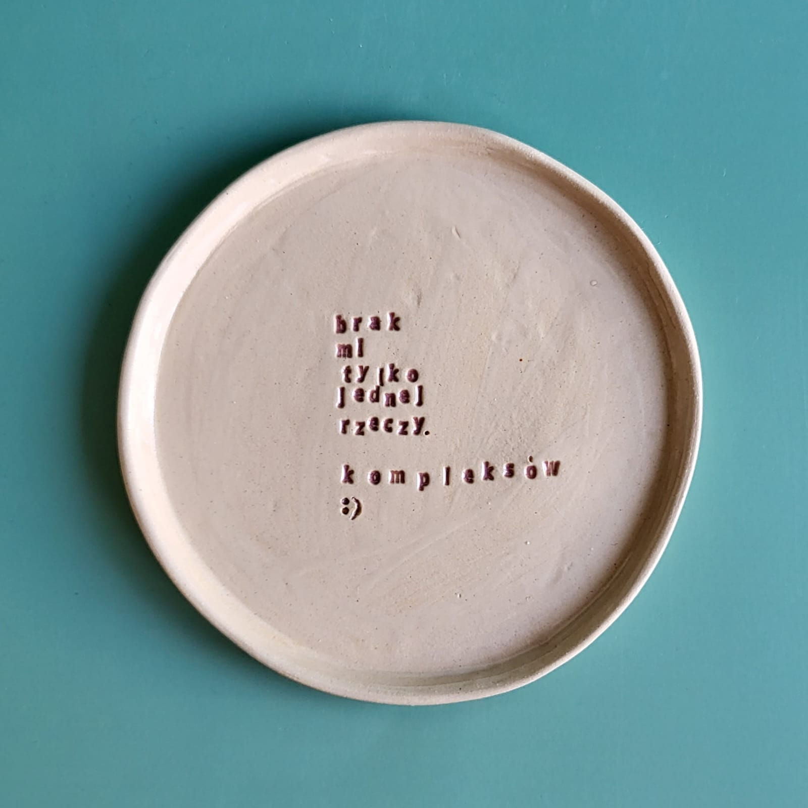 Ceramiczny talerzyk z przesłaniem kobiecy do kubka z biustem