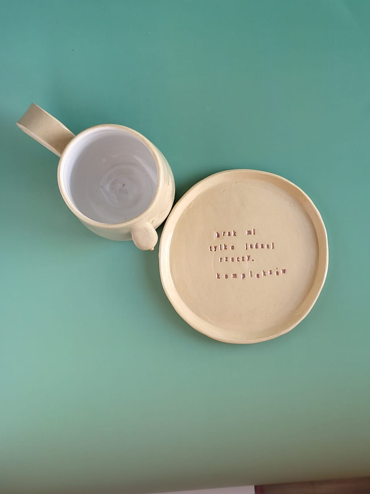 Kubek ceramiczny po mastektomii – rękodzieło z przesłaniem | Kubek z biustem