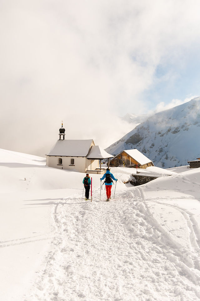 Abbiegen bei der Kapelle: Hier verläuft der Schneeschuhweg wieder parallel zum Winterwanderweg