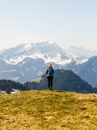 Blick auf die Alpen: Die Frühlingswanderung Heiligkreuz-Farnere-First überzeugt mit einem Panorama