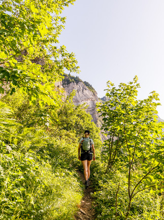 Erst langsam durch den Wald, dann immer steiler geht es zum Mittaggüpfi