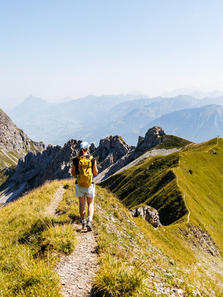 Über den Grat bis zum Höch Gumme mit Blick auf die Berner Alpen