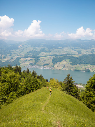 Sachsler Höhenweg mit dem Sarnensee im Hintergrund