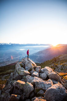 Person vor Sonnenaufgang in Nendaz
