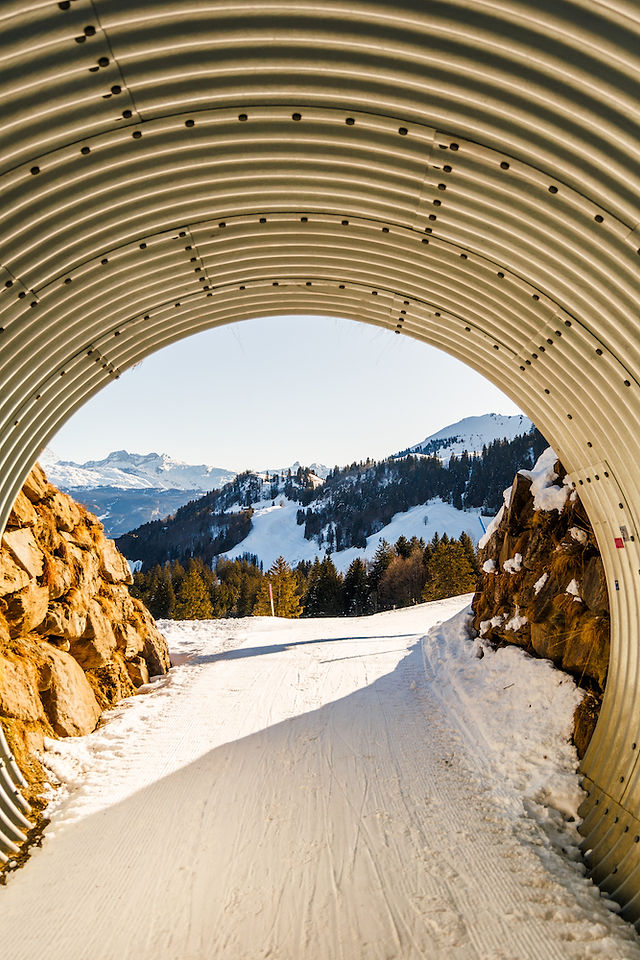 Durch den Tunnel weg vom Rummel: Nach der Stoosbahn taucht man ein in die wunderbare Winterwelt