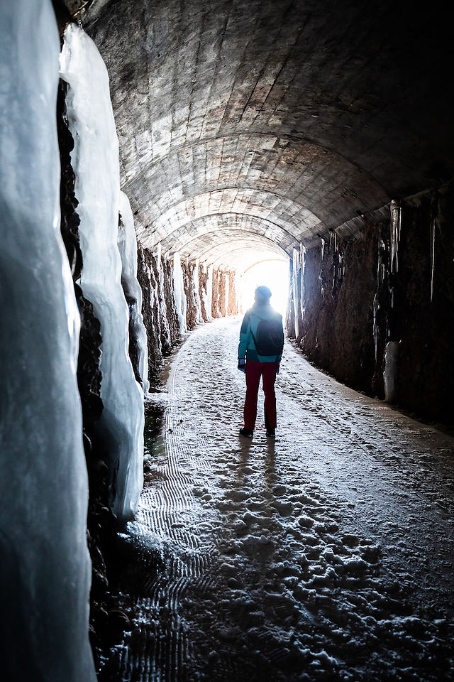 Person im Tunnel auf der Rigi