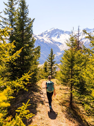 Wanderin im Liechtenstein im Frühling