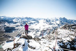 Person auf dem verschneiten Mont Fort