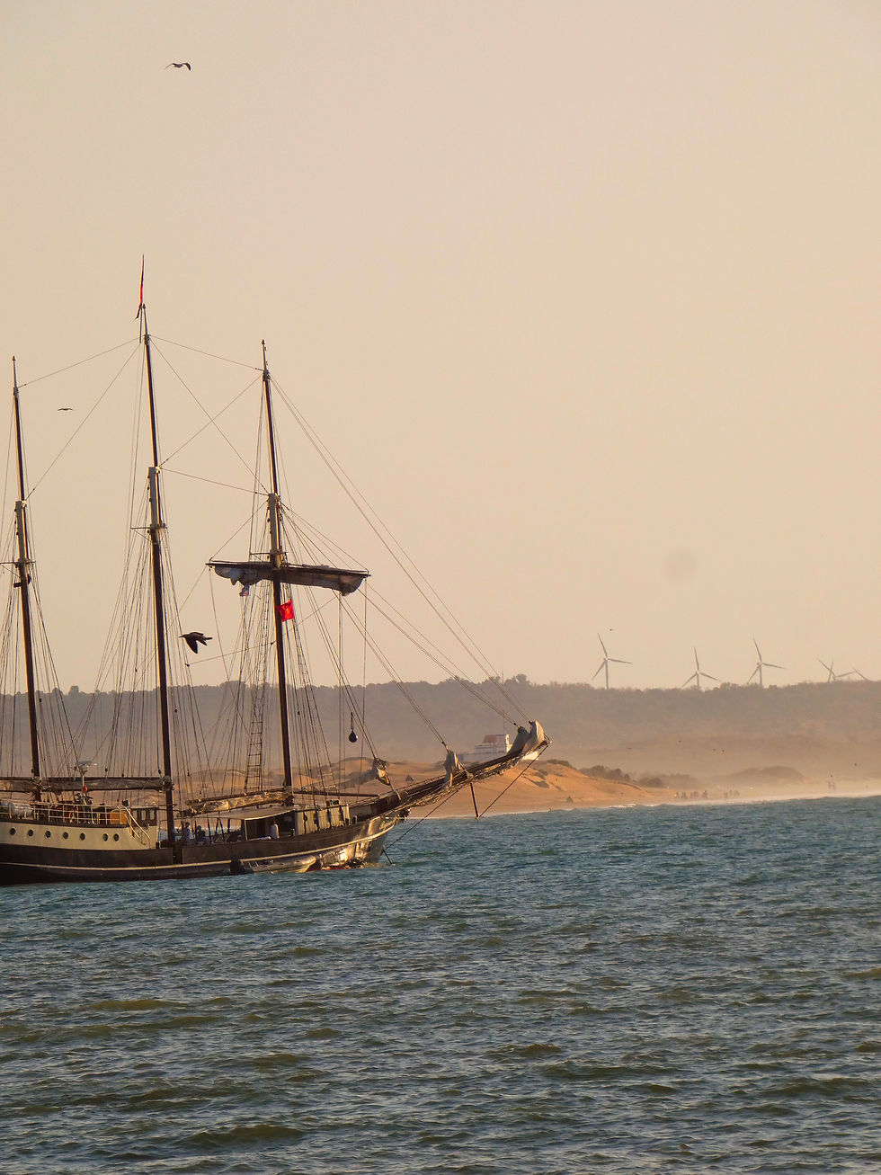 Voilier ancien en mer pour un conseiller voyage à distance.