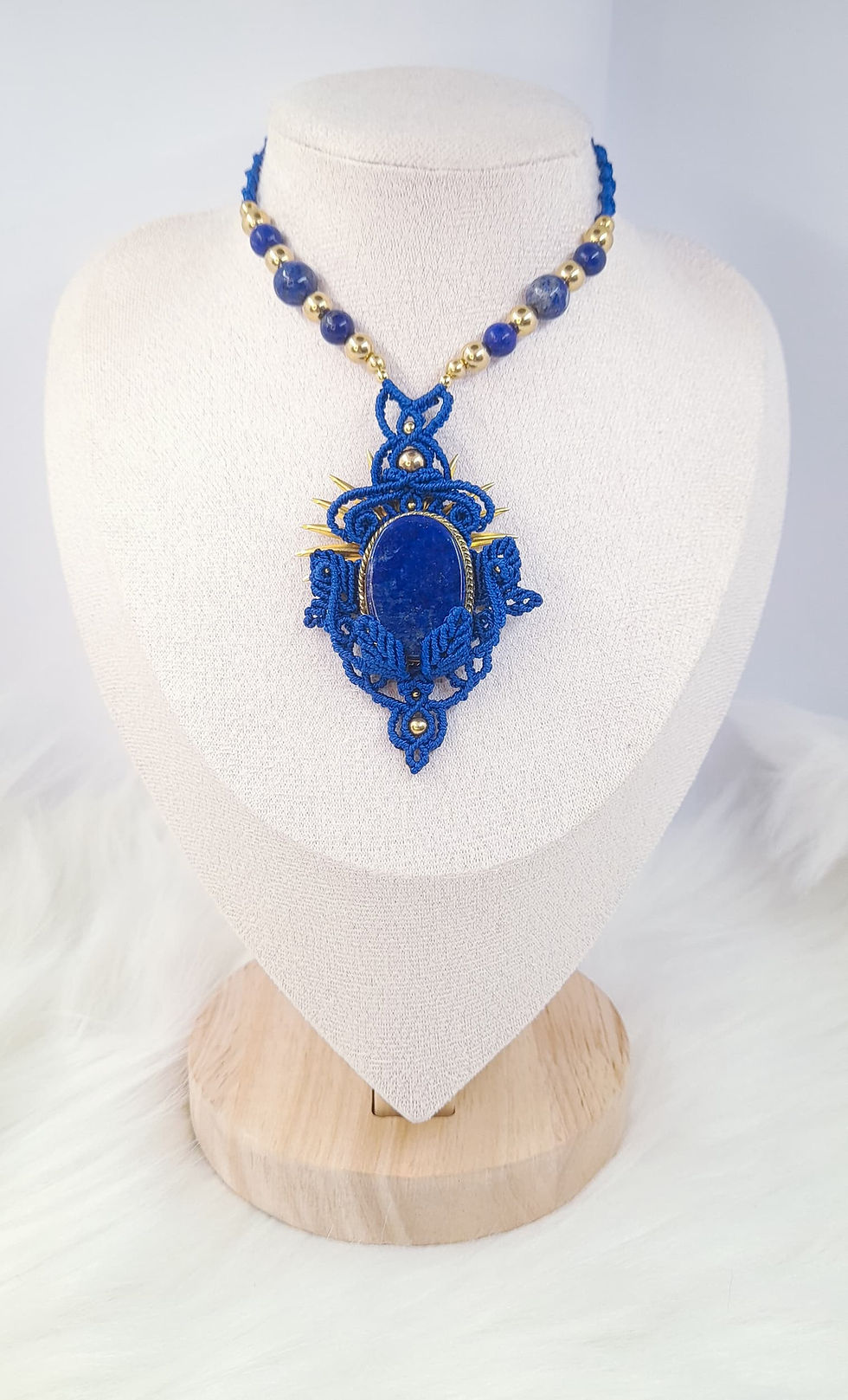 Collier macramé Lapis Lazuli Temple Céleste porté sur buste bijou artisanal bleu profond