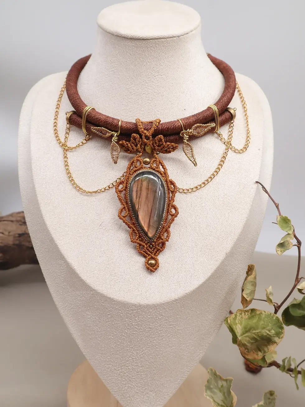 Collier torque en macramé brun avec labradorite, chaînes dorées et feuilles en laiton doré, modèle Graïa face sur buste