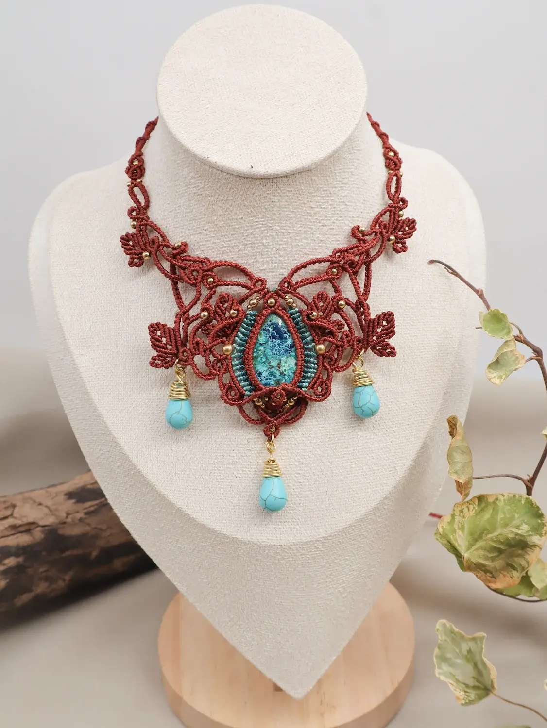 Collier macramé artisanal avec shattuckite et perles turquoise sur buste