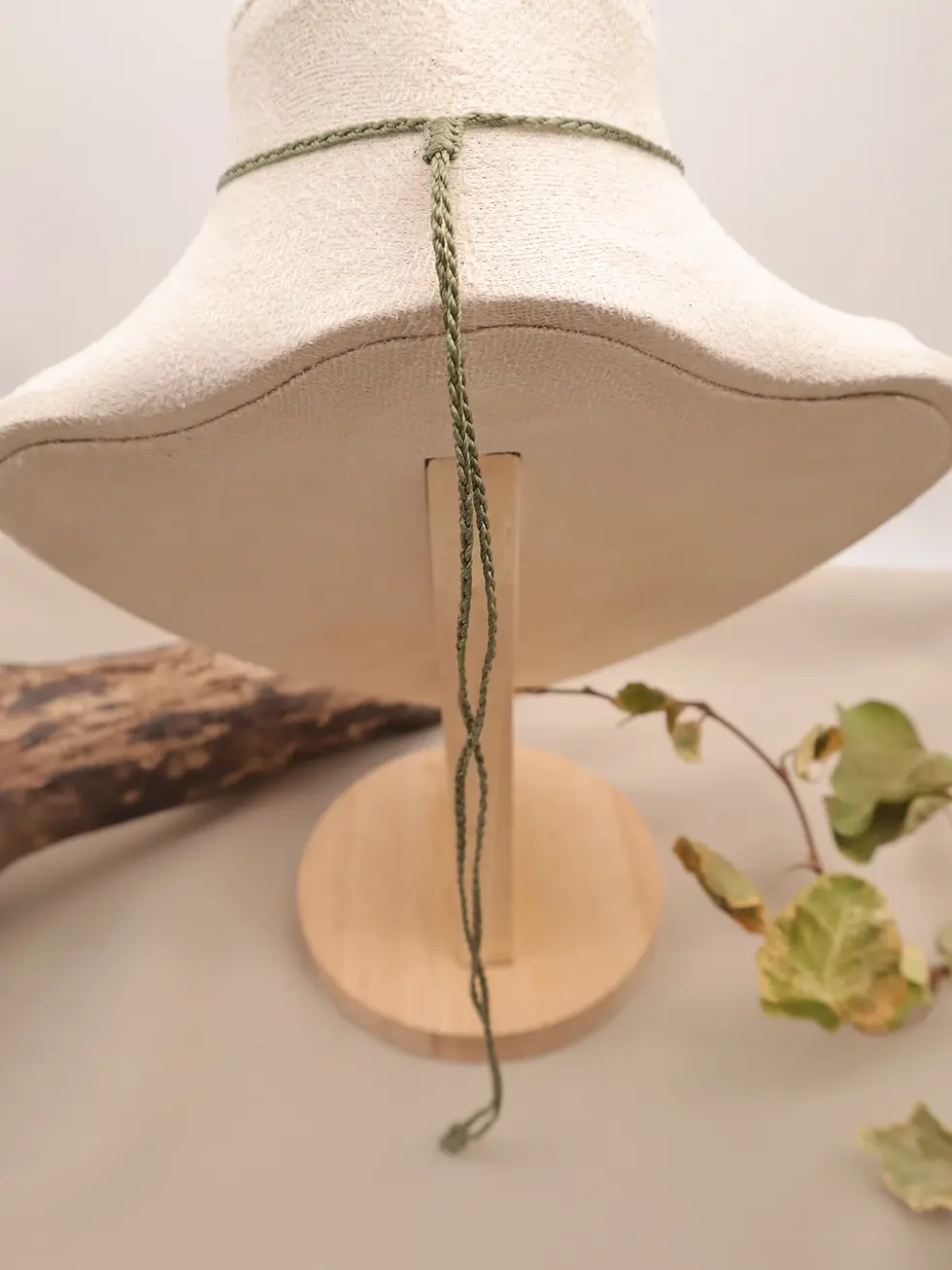 Miniature : Dos du collier en macramé Veines du monde avec lien réglable sur buste