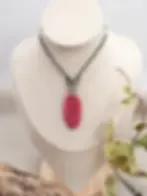 Collier Racine du Cœur en rhodonite naturelle, tissé à la main en micromacramé vert.