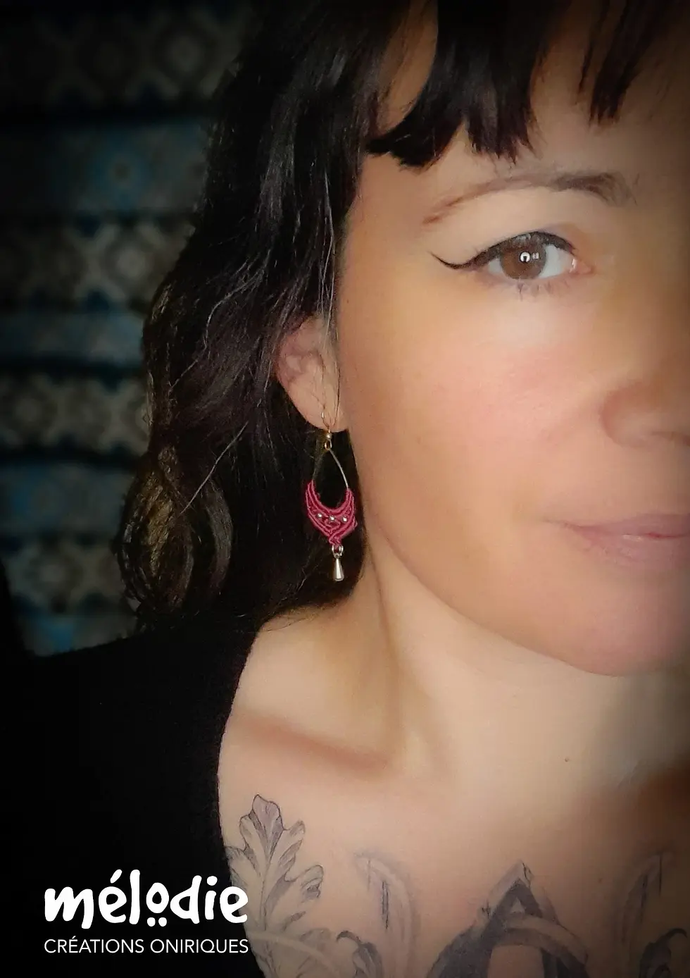 Miniature : Boucle d’oreille macramé Indie portée sur modèle, vue de face, montrant le rendu et l’échelle du bijou