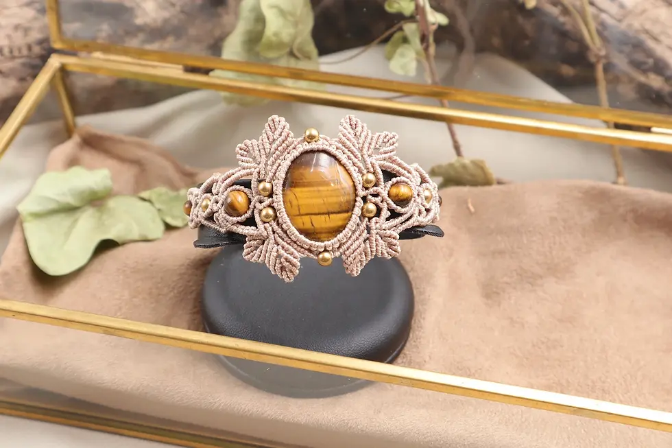 Bracelet macramé sable beige Œil de tigre - Souffle du Chêne présenté de face dans une boîte vitrine