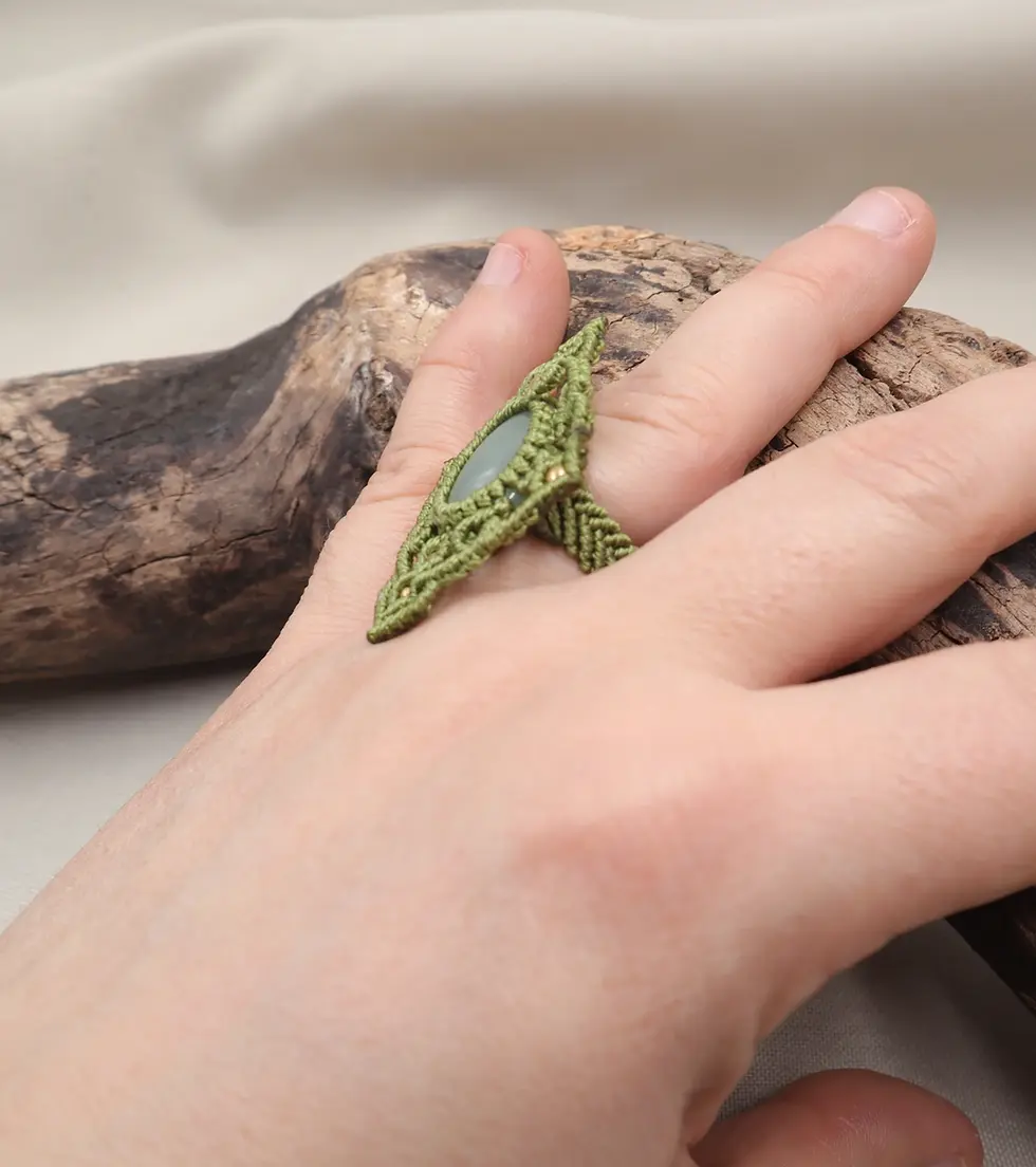 Miniature : Bague macramé aventurine verte Éclosion Sauvage portée sur main avec bois naturel