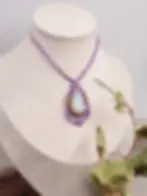 Collier Reflet de Fée en pierre de lune naturelle, tissé à la main en macramé violet avec perles dorées.