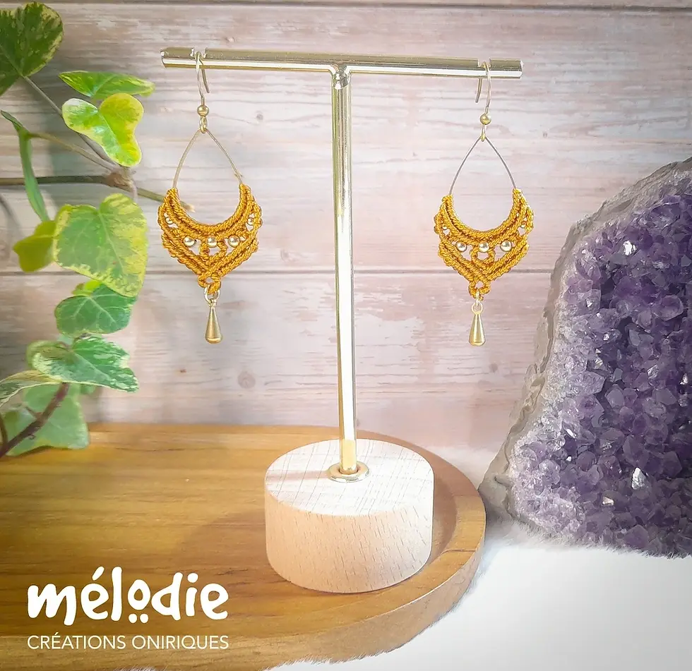 Miniature : Paire de boucles d’oreilles macramé Indie doré sur présentoir, création artisanale bohème