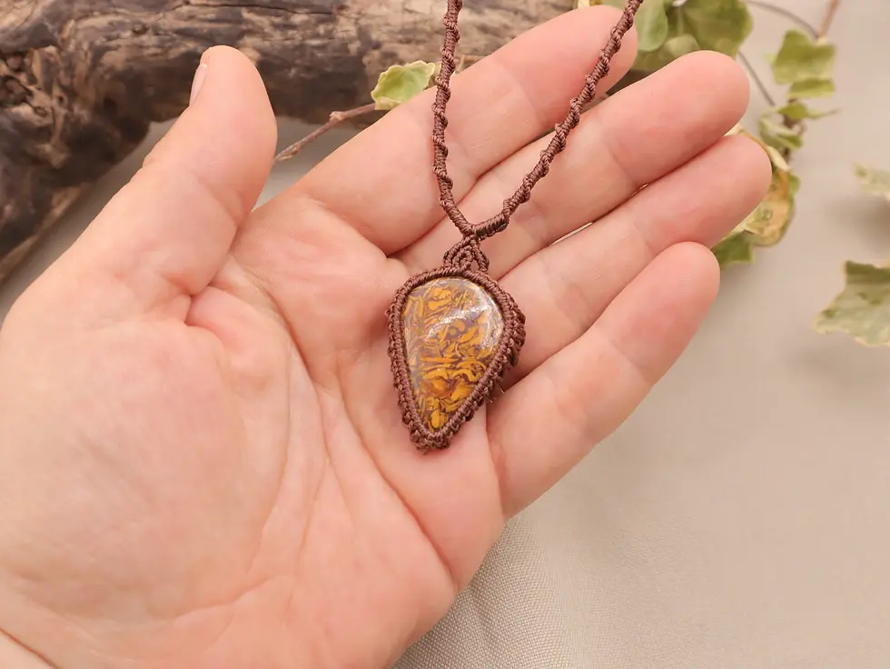 Miniature : Collier en macramé Écorce du temps avec jaspe Mariam dans la main