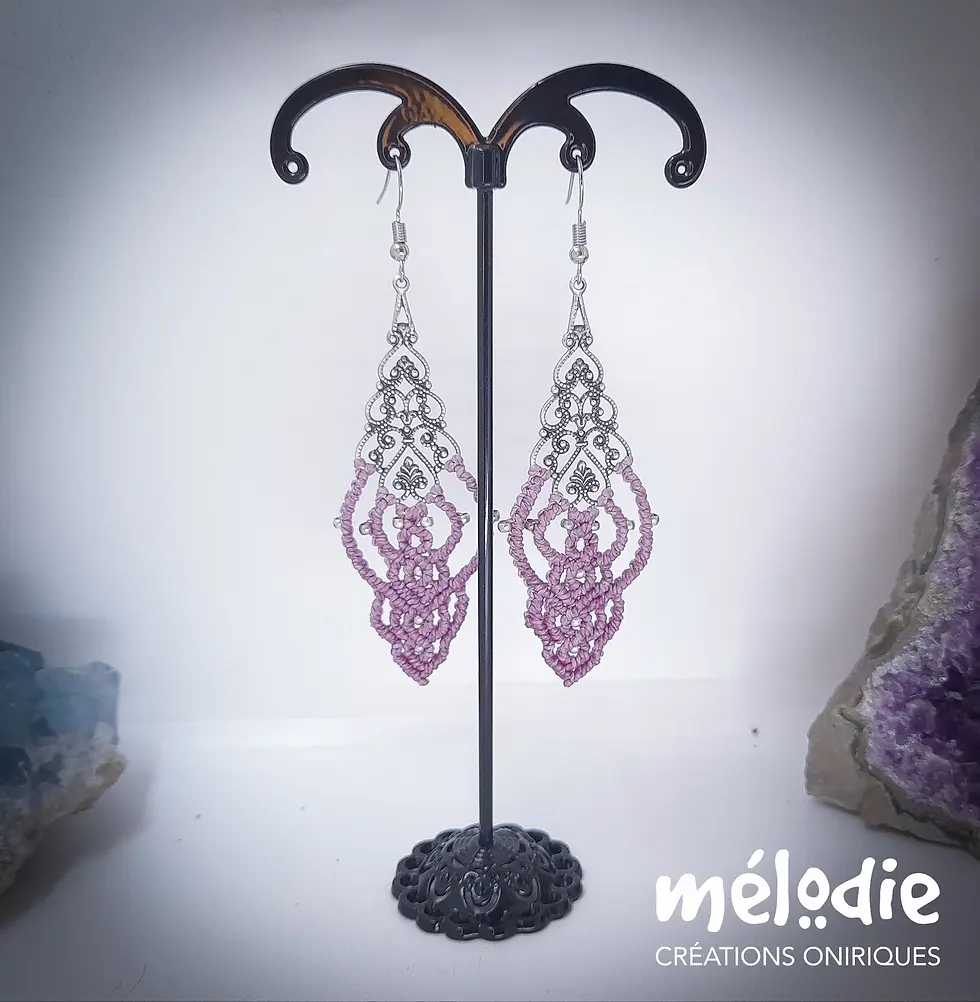 Miniature : Boucles d’oreilles macramé violet grisé Althéa avec estampe argentée, présentées sur support noir