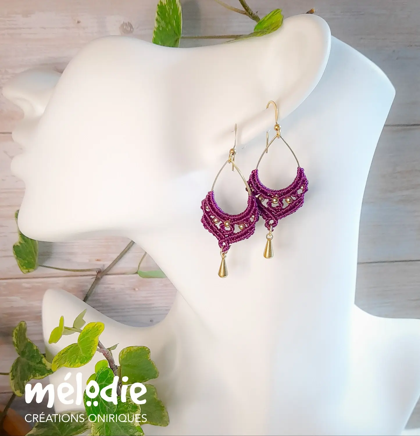 Boucles d’oreilles macramé Indie violine tissées à la main, présentées sur buste avec crochets en laiton massif doré