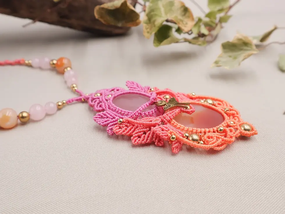 Miniature : Collier macramé Envol du Cœur en quartz rose et cornaline, vue de profil du pendentif