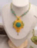 Collier en macramé Feuille de citron avec aventurine porté sur buste
