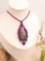 Collier macramé Brume de Pourpre sur buste avec labradorite grise aux reflets violets